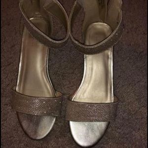 Girls dress shoe size 4Y gold